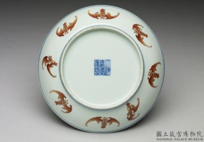 图片[3]-Dish with underglaze blue decoration and bats in overglaze red, Qing dynasty, Jiaqing reign (1796-1820)-China Archive